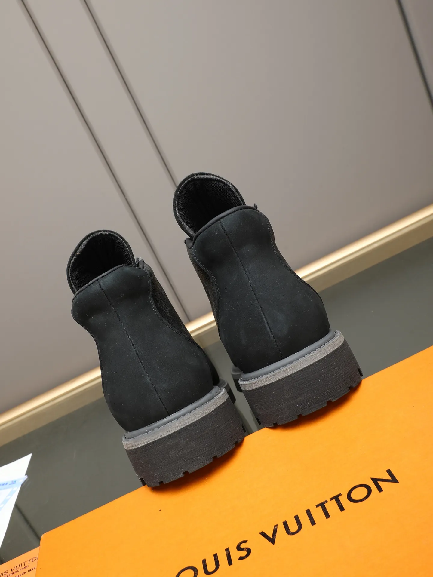 PP460 LOUIS VUITTON ss25 LV donkey brand new thick-soled lace-up big-toe shoes men's casual shoes high-top short boots. These boots are crafted from top-grain calf leather for a lightweight and comfortable fit. The thick EVA outsole is embellished with eye-catching ridges, and the trendy attitude of being both strong and soft makes it an everyday choice. ✔Upper: imported first-layer cowhide ✔Inner lining: sheep lining ✔Outsole: original molded outsole Size: 38-44 (45 customized)